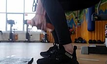 young babe shakes ass in gym