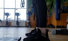 young babe shakes ass in gym