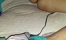 털 많은 아시안 아마추어가 래빗 토이로 격렬하게 솔로 자위해