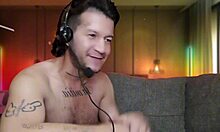 sentía mucho dolor en esa posición pero soportó para hacer feliz al chacal