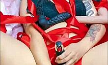 dulce zorra en una caja se masturba con grueso dildo negro hasta correrse kawaiilittle 18+fox