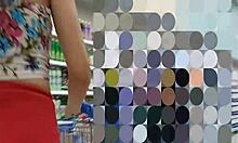 esposa no mercado sem calcinha se exibindo