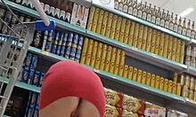 esposa no mercado sem calcinha se exibindo