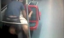 Sex voyeur public cu travestit în vagonul metroului din Santiago