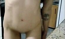 comendo a buceta da novinho enquanto enf0r ela e prendo os braços do jeito que uma putinha gosta