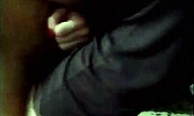 comendo a buceta da novinho enquanto enf0r ela e prendo os braços do jeito que uma putinha gosta