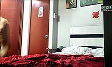 Mi Primera Vez Sin Condón: Hombre Llena Mis Nalgas de Leche