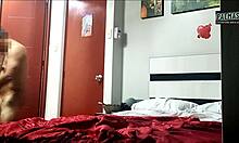 Mi Primera Vez Sin Condón: Hombre Llena Mis Nalgas de Leche