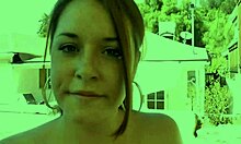 Просто се отпускам, гледам как си играе с тази мръсна цепка.