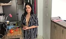 Madrastra Cachonda Cocina Desnuda - Porno En Español