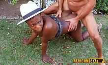 Érett afrikai kertész keményen baszott szabadban míg hajol