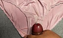 我手淫射在闺蜜的粉色内裤上！😅