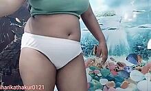 La hijastra con su cuerpo apretado enloquece a su amigo en el apartamento!