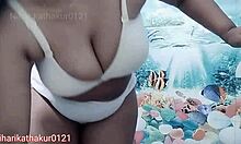 La hijastra con su cuerpo apretado enloquece a su amigo en el apartamento!