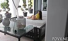 젊은 18+ 틴이 POV 하드코어에서 거칠게 박히고 자지 빨기