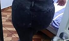 Descubro a mi tio pervertido grabandome y terminamos follando a cambio de dinero