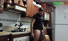 Brunetta formosa sbattuta forte tra i fornelli cucina