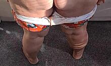 Korpulent 60-årig kone avslører sine nakne kurver