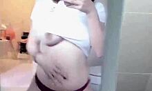 asiatica se masturba en casa con amigos amateurs alrededor, sintiendo la excitación