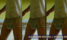 Hombre gay bailando en ropa interior blanca mojada trusas calzoncillos calientes alejandro mistral