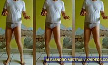Hombre gay bailando en ropa interior blanca mojada trusas calzoncillos calientes alejandro mistral
