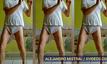 Hombre gay bailando en ropa interior blanca mojada trusas calzoncillos calientes alejandro mistral