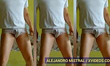 Hombre gay bailando en ropa interior blanca mojada trusas calzoncillos calientes alejandro mistral