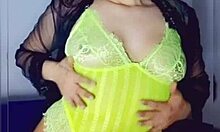 Just watched this extreme squirt from a shaking brunette amateur.