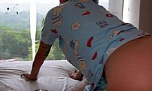 Üvey babamın ateşli sevgilisiyle yatağı paylaşıyorum