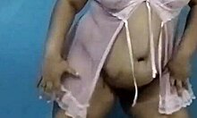 la mamá de mi esposa se puso a bailar en ropa interior y la grabe cuando se dió cuenta se puso a posar incluso se masturbó mi suegra para mi