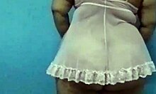 la mamá de mi esposa se puso a bailar en ropa interior y la grabe cuando se dió cuenta se puso a posar incluso se masturbó mi suegra para mi