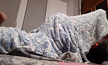 Old Amateur Girls Lick Pussy In Cold Apartment Fuck-Room For Orgasms