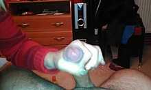 Amateur Handjob Leads To Cum