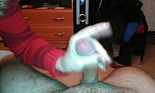 Amateur Handjob Leads To Cum