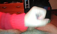 Amateur Handjob Leads To Cum