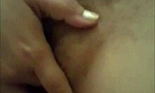 Эй, смотри, как эта похотливая толстушка дрочит себе сумасшедше для своего бойфренда. Она дикая для него!