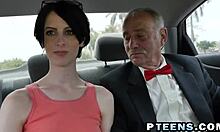 Молодая красотка трахает старого кобеля доггистайлом на твердом полу