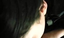 η μικρή σκουλήκι μπαίνει κρυφά στο κρεβάτι μου, μου δίνει άγρια αγάπη, μαλάκα πόρνη