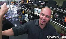 Verdien poen met pik zuigen, ballen likken en pik rijden