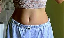 饥渴18+少女Maiskii用玩具挑逗自慰高潮独奏表演