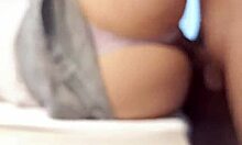 Estudiante latina joven adulta con culo precioso se penetra. Levantan su falda y terminan dentro.