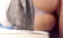 Estudiante latina joven adulta con culo precioso se penetra. Levantan su falda y terminan dentro.