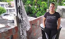 descubro a mi hermanastra fumando en la azotea y mientras me chupa la polla me pide que se la meta para no contarle a mi madrastra -1 parte-