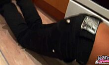 Mirando mi culo en jeans ajustados