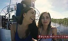 Pussy diikat tali bikin dua pelacur Aussie muda kejang-kejang