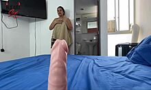 Look at this colombian puta masturbating her big ass outdoors