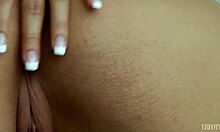 Deze wilde blonde bimbo vingerneukt al haar geile gaten diep