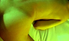 Underbar brunett smeker fittan medan hon ger deepthroat POV-avsugning