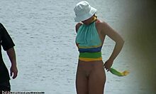 Тази безгрижна мадама просто се отпуска на плажа, показвайки перфектното си тяло.