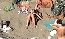 Дръзка блондинка курва показва бръснатата си путка на слънчевия плаж, слабата й фигура привлича воайорски очи навън